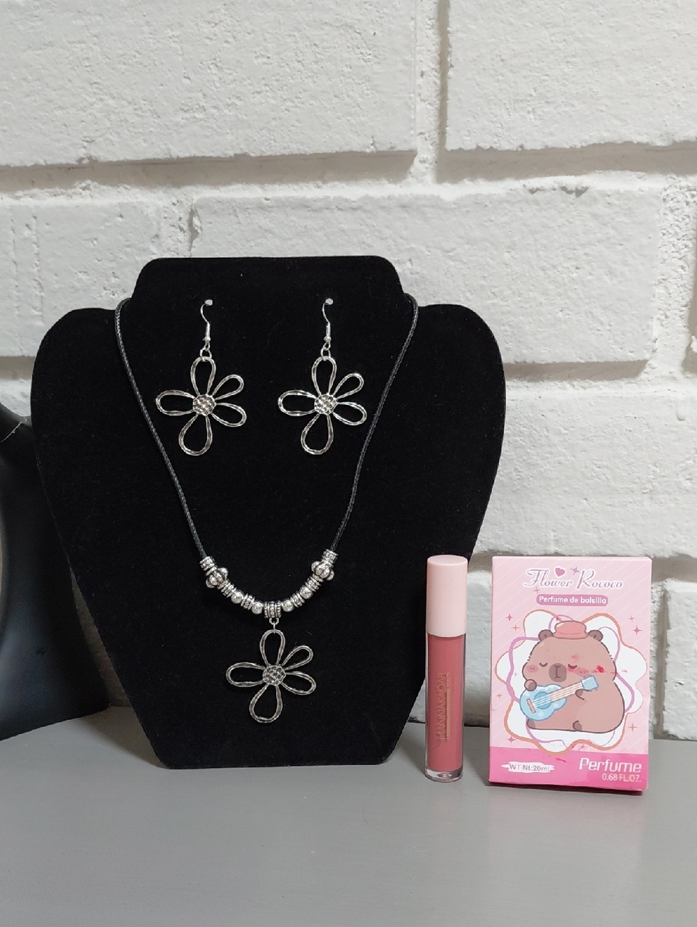 BUYERS GIVAWAY! 🎁 Flower Pendant Necklace & Earring & Beauty Bundle! 😍